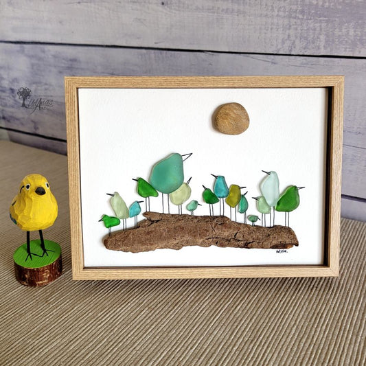 Cuadro Cotorreando, reciclaje artesanal con cristales de mar verdes, sobremesa, horizontal, 13 x 18 cm.