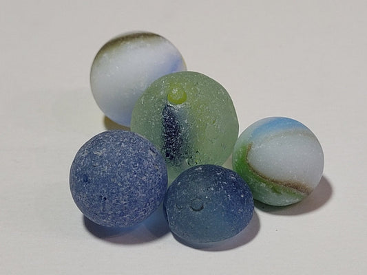 Canicas del Mar o Sea Marbles encontradas por UdanasArt en playas de Barcelona, pequeños tesoros de vidrio desgastados por décadas en el océano