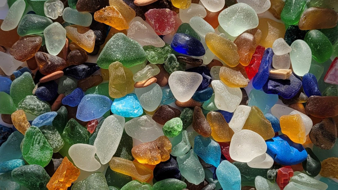 Cristales de mar verdes, blancos y azules recolectados por UdanasArt en playas de Barcelona para crear cuadros de arte reciclado