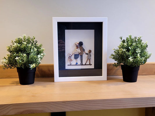 Cuadro de arte sostenible hecho con materiales recogidos del mar, integrado en un hogar.