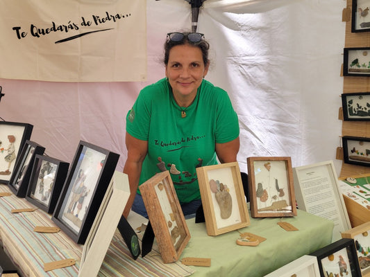 Natalia de UdanasArt en la Feria de Artesanía Allada Vermell en Barcelona junto a sus cuadros, obras de autor y piezas únicas