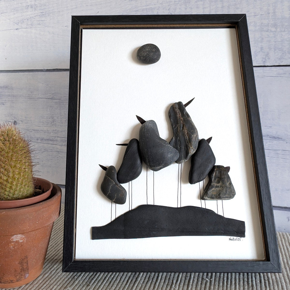 Cuadro Birds in Black, decoración artesanal con piedras negras, sobremesa, vertical, 13 x 18 cm.