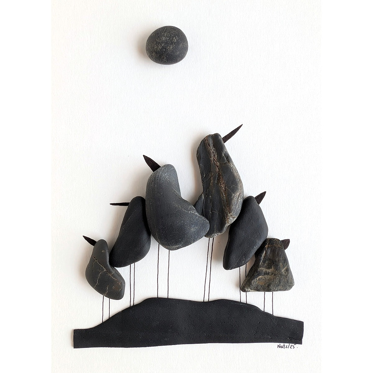 Cuadro Birds in Black, detalle de guijarros y caucho negro, primer plano, fondo blanco.