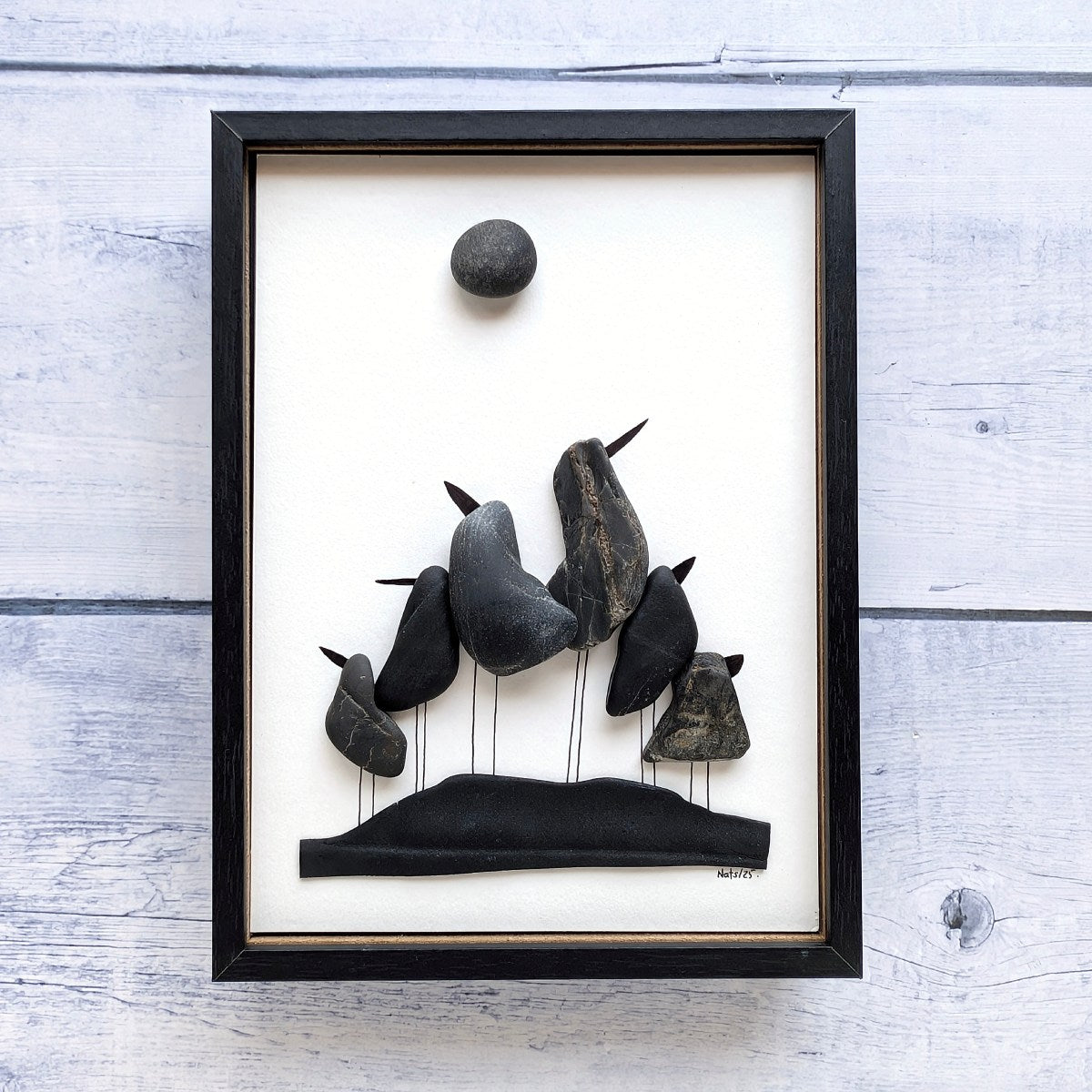 Cuadro Birds in Black, arte sostenible, vista frontal colgado en pared, con marco negro.