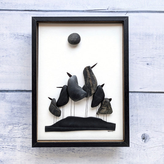 Cuadro Birds in Black, arte sostenible, vista frontal colgado en pared, con marco negro.