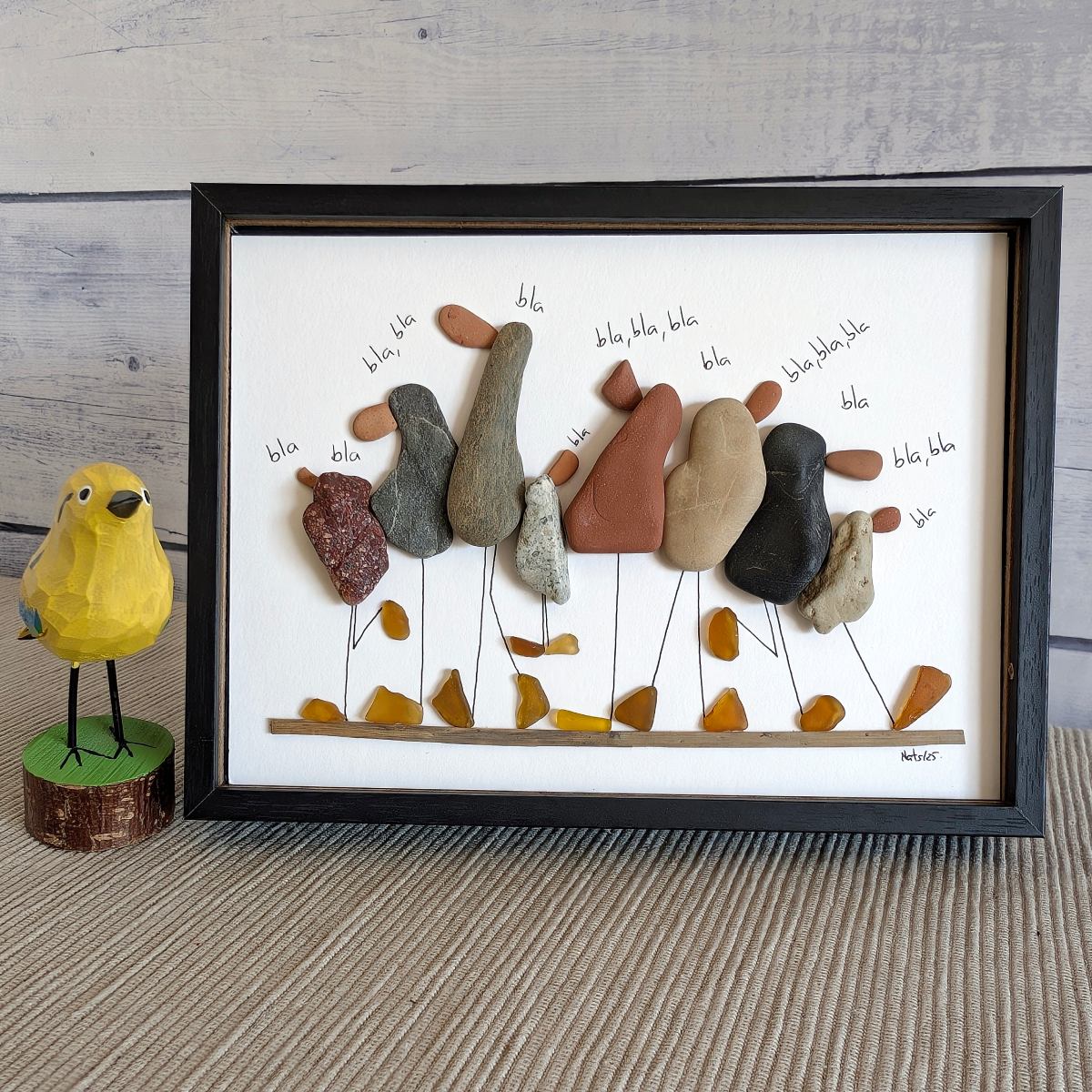 Cuadro "Bla, bla, bla", reciclaje artesanal con piedras, para sobremesa, horizontal, 13 x 18 cm, marco negro.