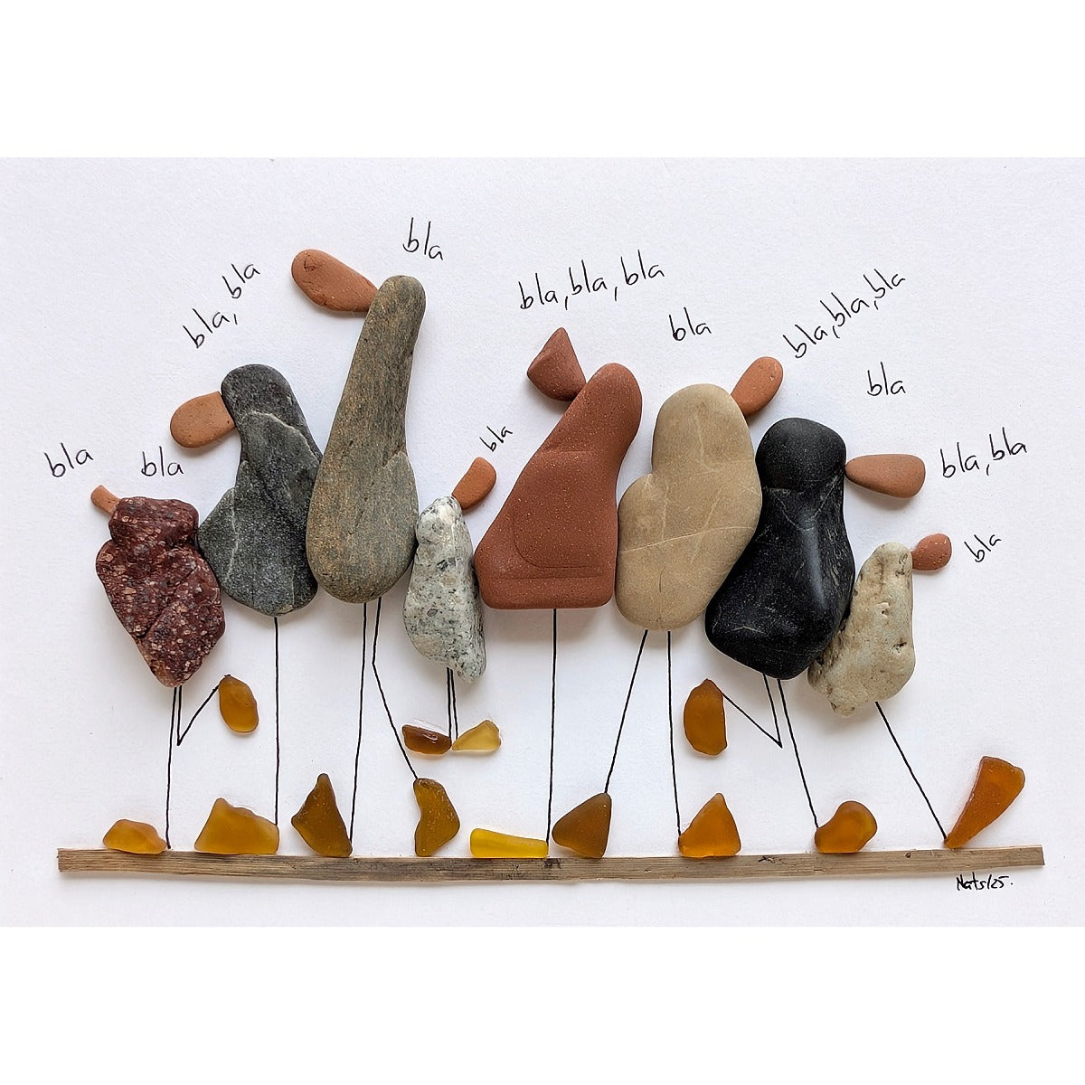 Cuadro "Bla, bla, bla", detalle de patos hechos con piedras y cristales de mar, primer plano sobre fondo blanco.