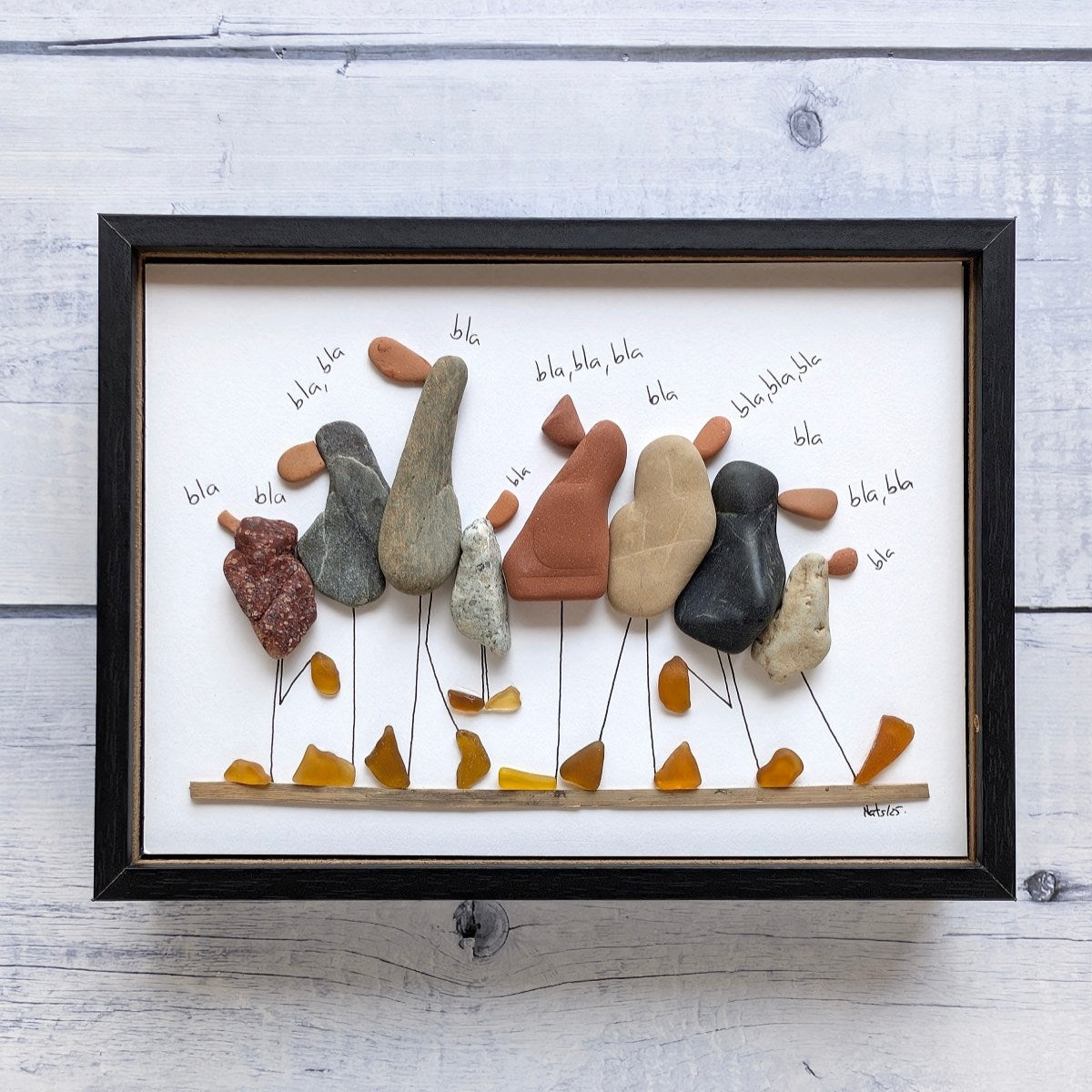 Cuadro "Bla, bla, bla", patos hechos con arte reciclado, vista frontal, marco negro colgado en pared.