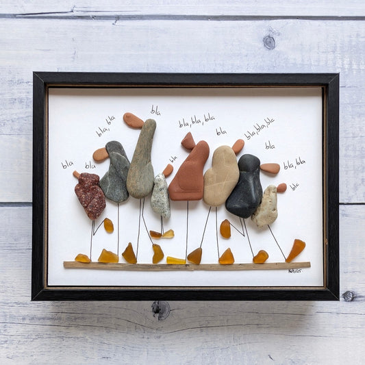 Cuadro "Bla, bla, bla", patos hechos con arte reciclado, vista frontal, marco negro colgado en pared.