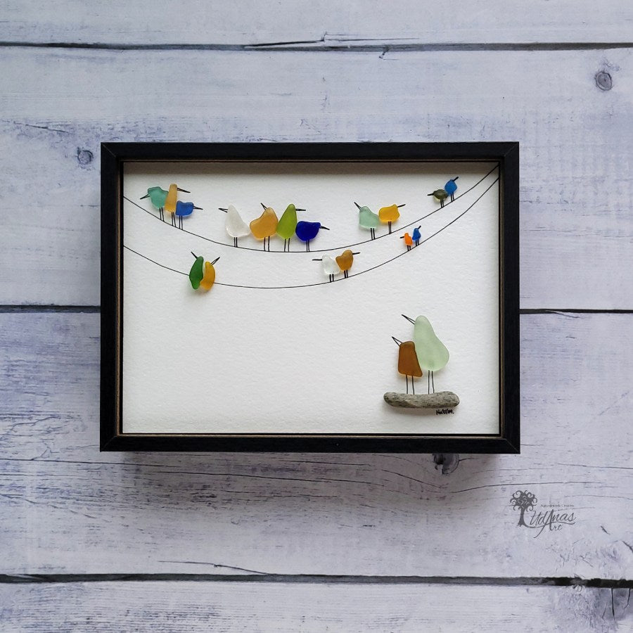 Cuadro Conectados de arte reciclado, vista frontal, colgado en pared, marco negro.