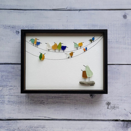 Cuadro Conectados de arte reciclado, vista frontal, colgado en pared, marco negro.