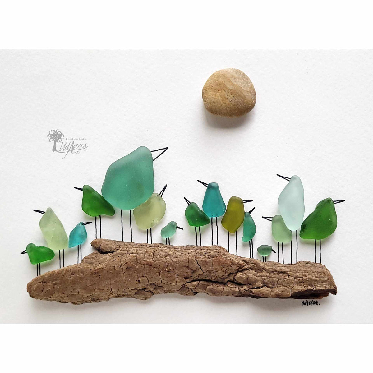 Cuadro Cotorreando, detalle de cristales de mar verdes, primer plano, fondo blanco.