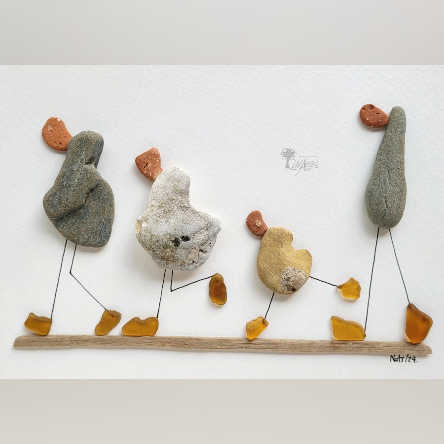 Cuadro "Cuack, cuack", detalle de patos hechos con piedras, primer plano sobre fondo blanco. 