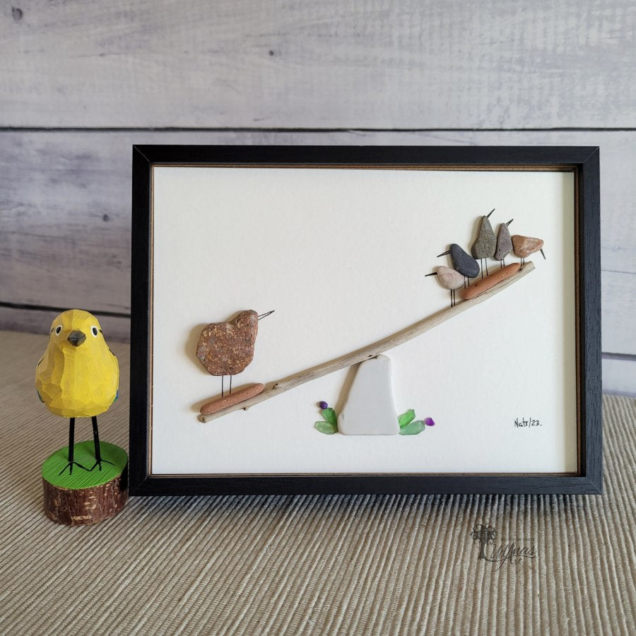 Cuadro "Cuestión de peso", reciclaje artesanal con piedras, de sobremesa, horizontal, 13 x 18 cm.