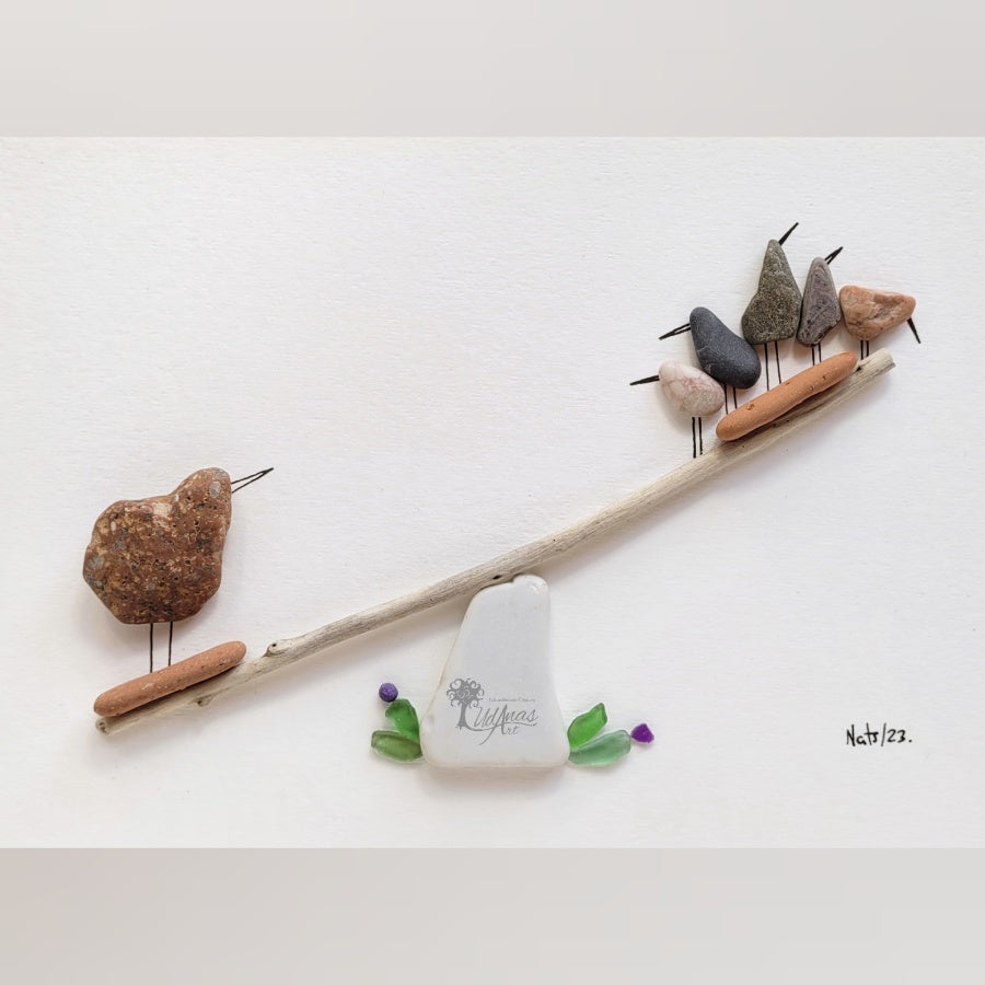 Cuadro "Cuestión de peso", detalle de pajaritos hechos con piedras, primer plano, fondo blanco. 