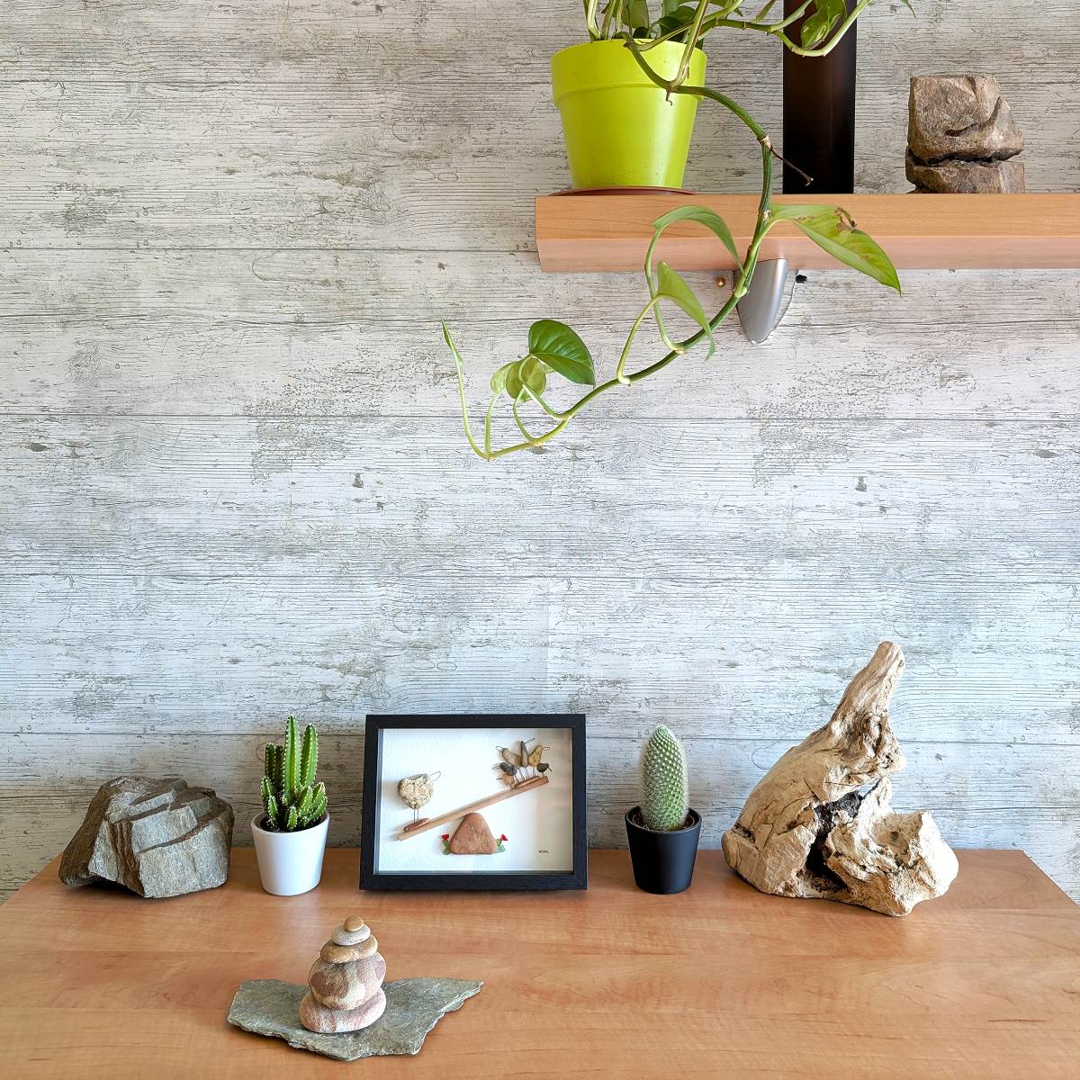Cuadro de decoración artesanal Cuestión de Peso, en ambiente de sobremesa.
