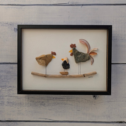 Cuadro El Trío Maravilla de arte reciclado, vista frontal, marco blanco colgado en pared.
