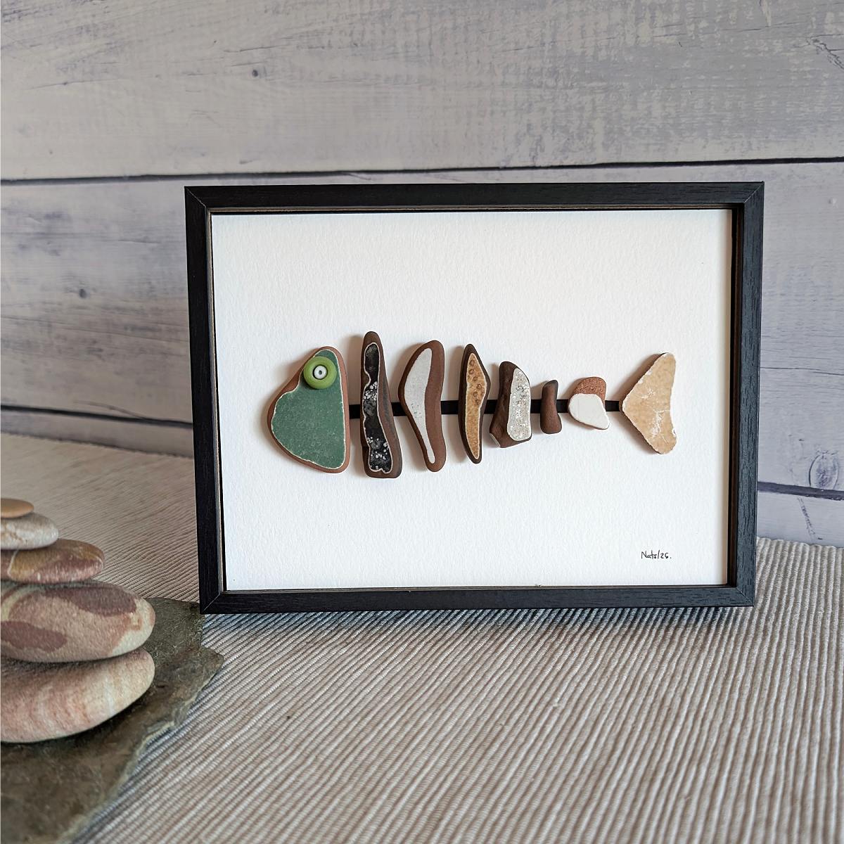 Cuadro espina de pescado, reciclaje artesanal con coloridos trozos de azulejos, para sobremesa, marco negro.
