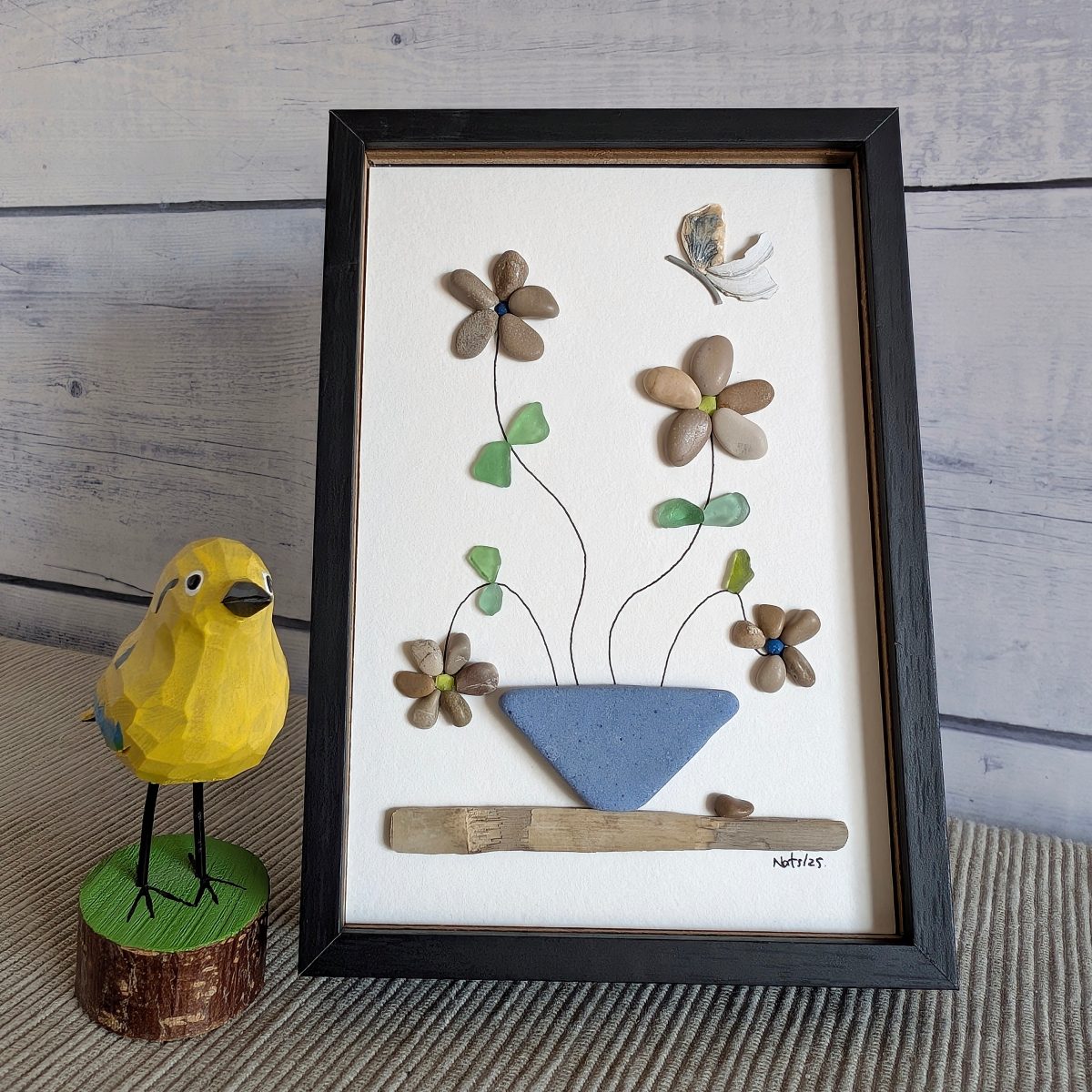 Cuadro florecitas, reciclaje artesanal con piedras, sobremesa, vertical, marco negro