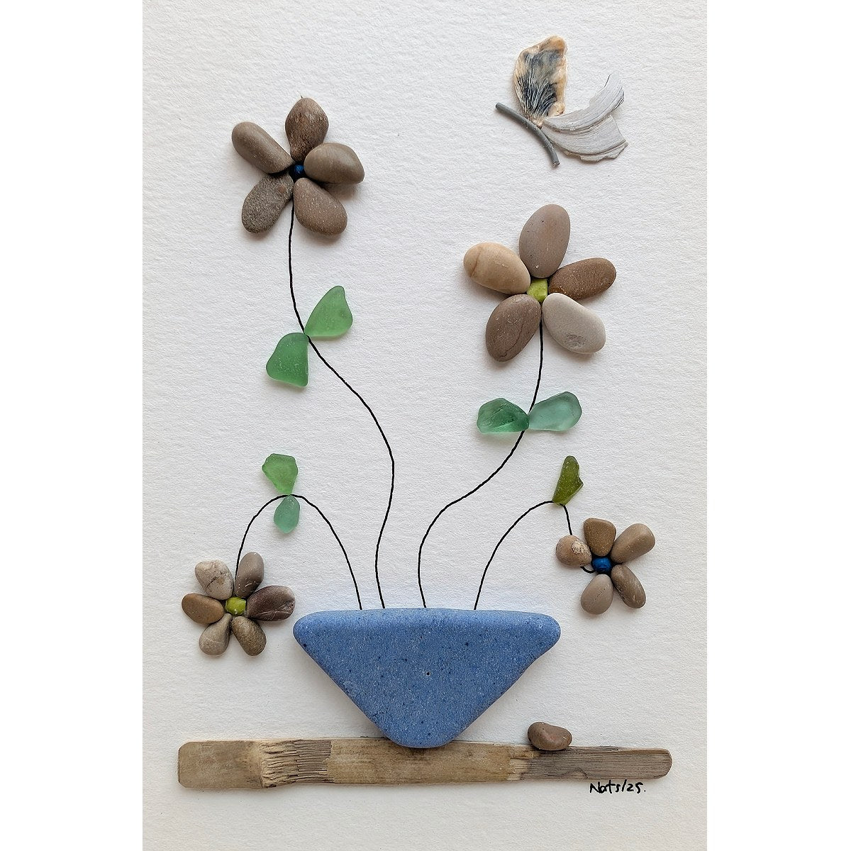 Cuadro florecitas, detalle guijarros, cristales de mar, microplásticos, primer plano, fondo blanco.