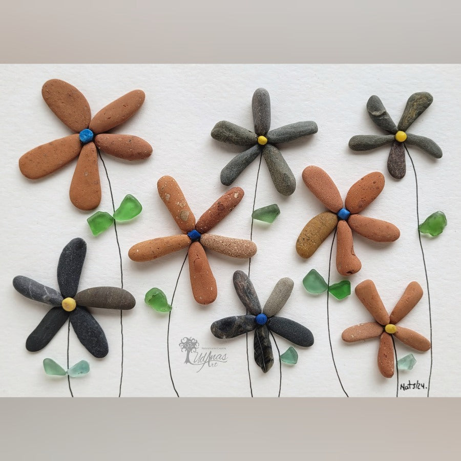 Cuadro Flores, detalle de ladrillos, guijarros, cristales de mar y microplásticos, primer plano fondo blanco. 