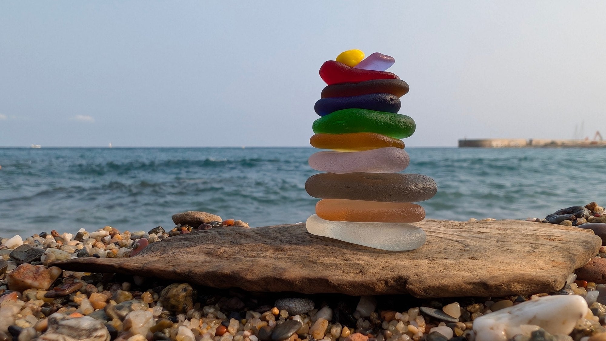 banner UdanasArt foto Cristales del Mar sobre madera de deriva en playa de Barcelona.