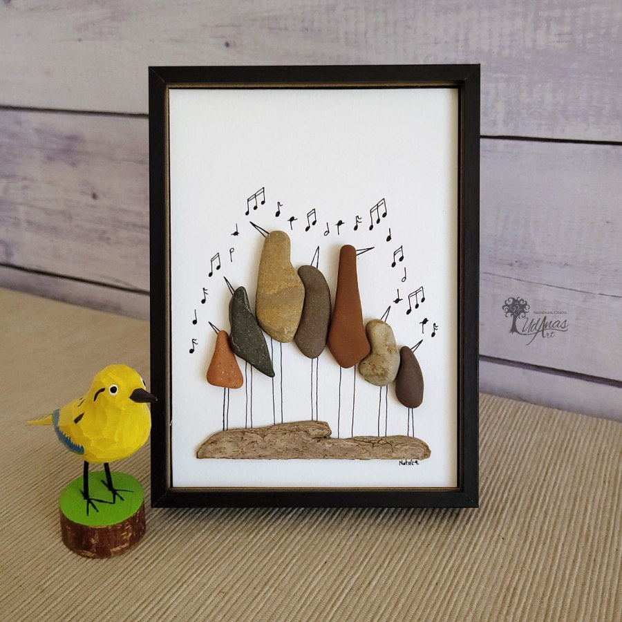 Cuadro Los chicos del coro, reciclaje artesanal con piedras, sobremesa vertical. 13 x 18 cm