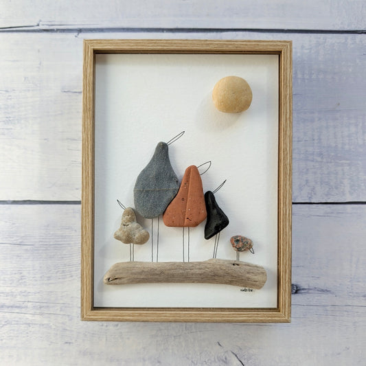 Cuadro "Los Cinco Mosqueteros" colgado en pared, familia de cinco pájaros hechos con guijarros de playa de Barcelona.