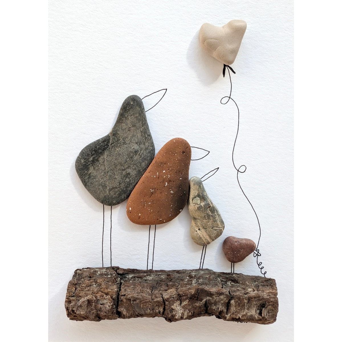 Detalle cuadro "Los Cuatro Fantásticos" familia de cuatro pájaros de guijarros de playa, primer plano sobre fondo blanco.