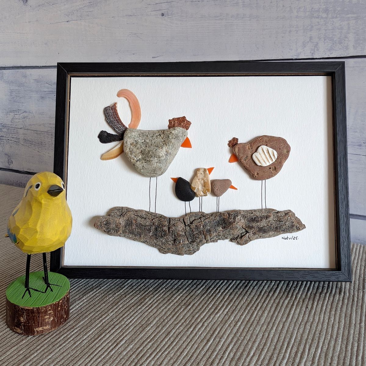 Cuadro "Los pollitos dicen", reciclaje artesanal con piedras, de sobremesa, horizontal, 13 x 18 cm.