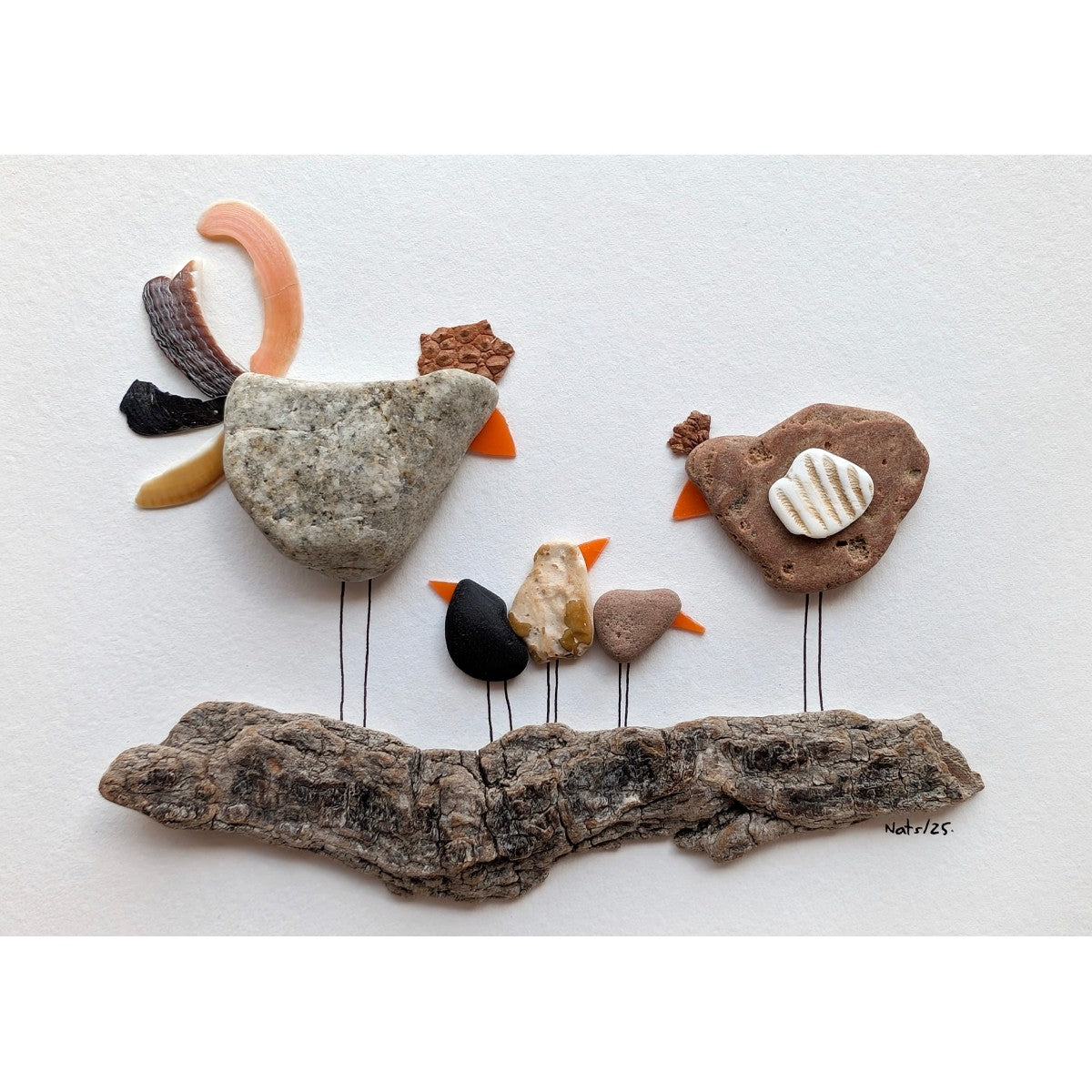 Cuadro "Los pollitos dicen", detalle de pajaritos hechos con piedras, primer plano, fondo blanco.