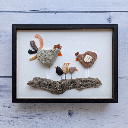 Cuadro "Los pollitos dicen", arte reciclado, pajaritos en el nido, vista frontal, colgado en pared, marco negro.