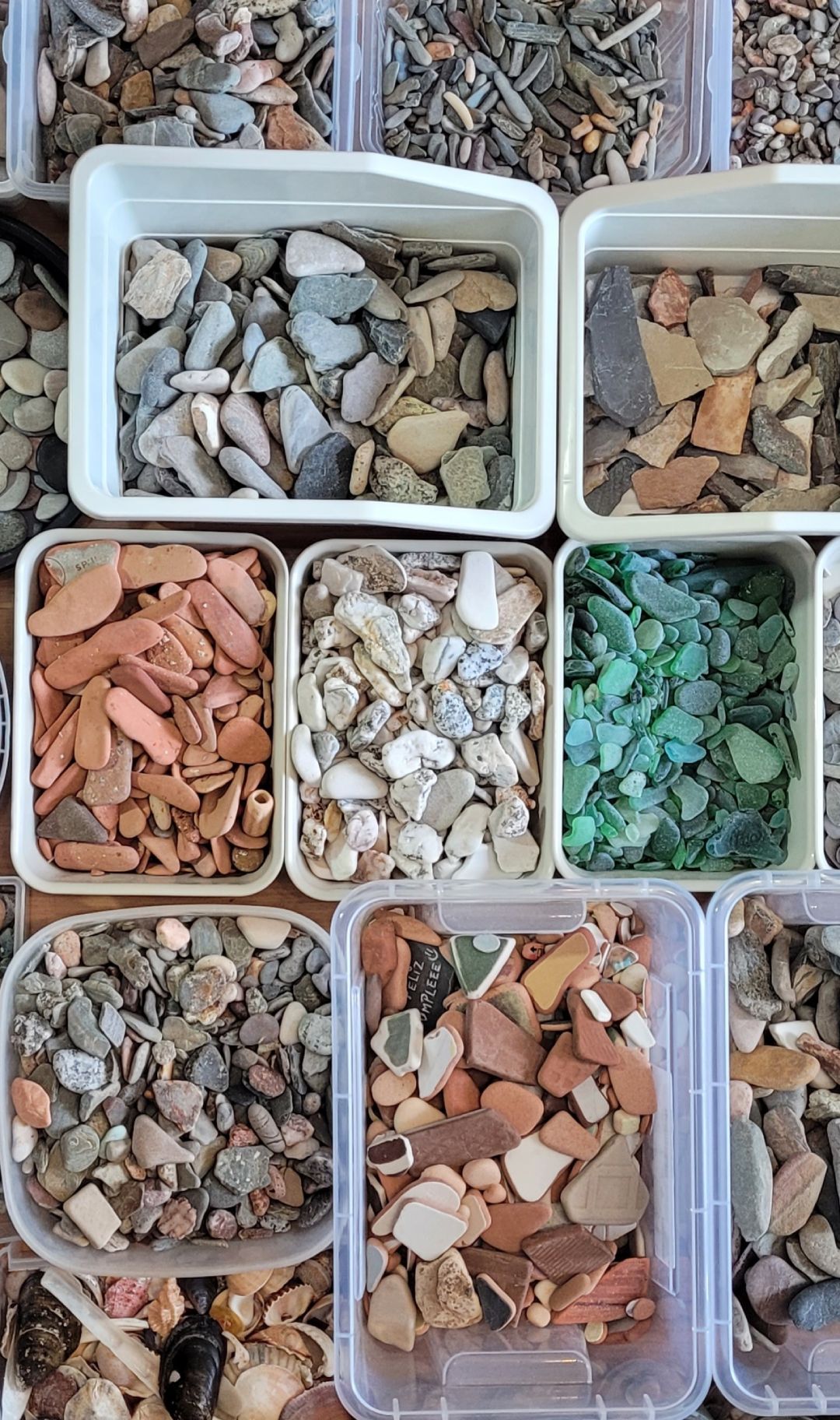 Materiales de trabajo para realizar cuadros en taller de UdanasArt. Ate Reciclado y Sostenible en Barcelona.