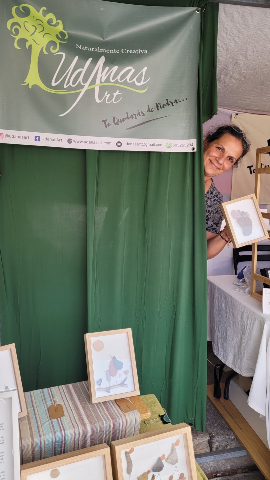 Natalia de Udanasart en una Feria de artesanía en Girona. Arte Reciclado para el mundo.