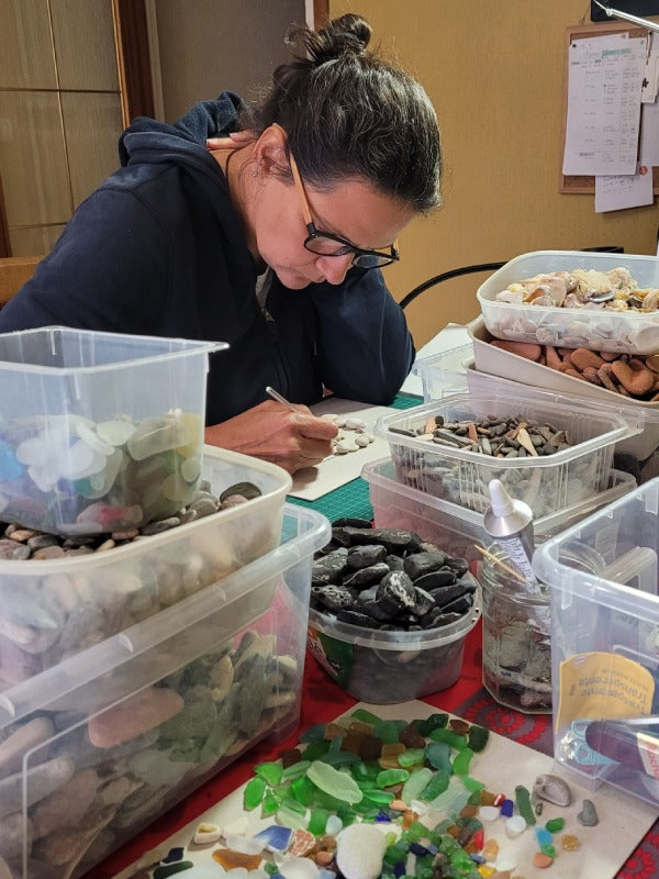 Natalia Artesana de Arte con Piedras Reciclaje Artesanal en Barcelona UdanasArt