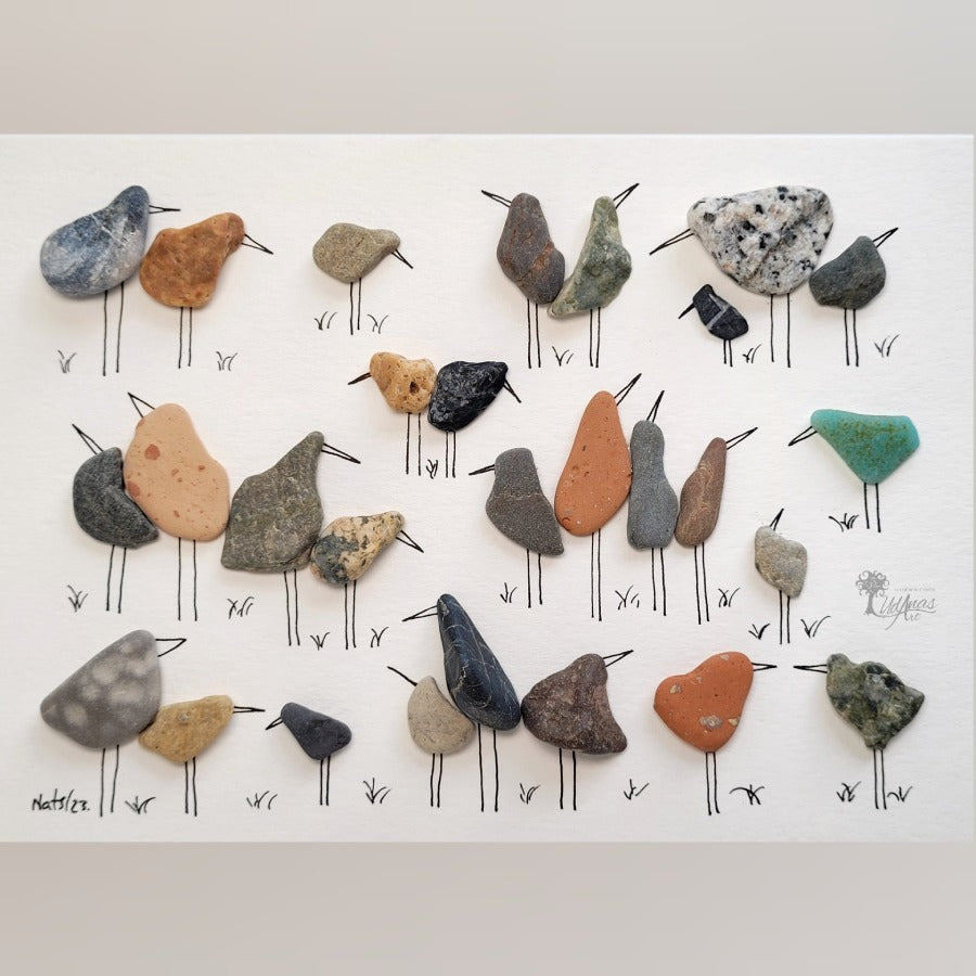 Cuadro Pajareando, detalle de muchos pajaritos en primer plano, sobre fondo blanco.