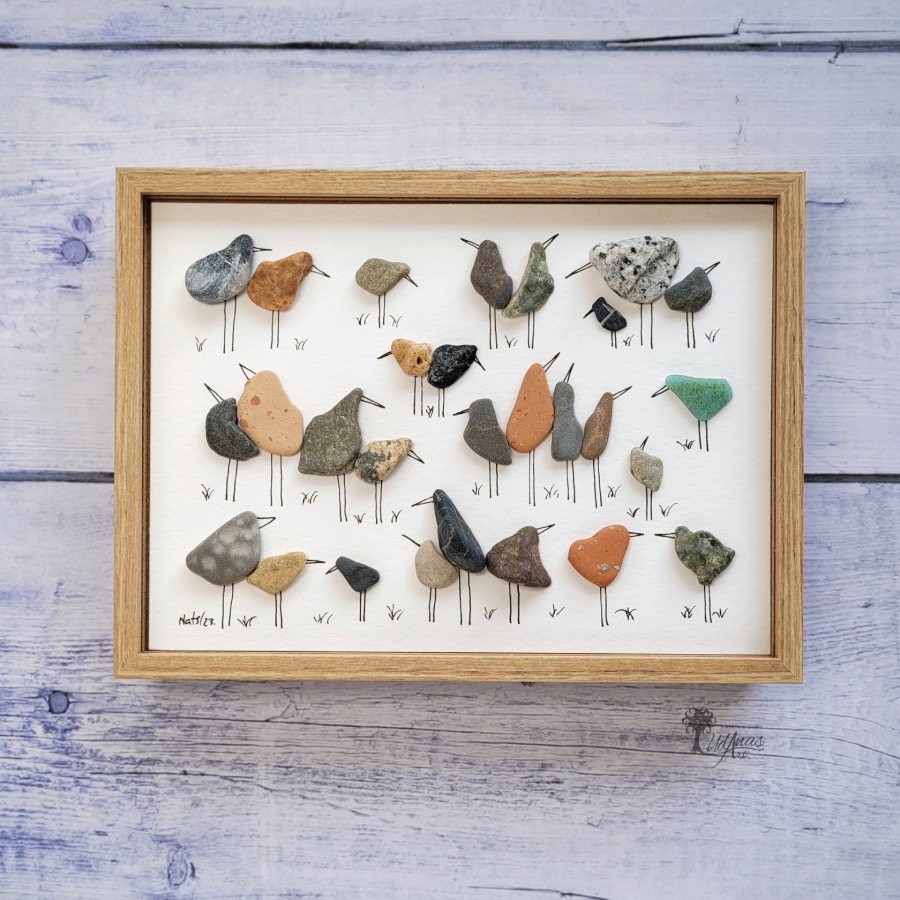 Cuadro Pajareando, arte reciclado, vista frontal, colgado en pared, marco marrón claro.