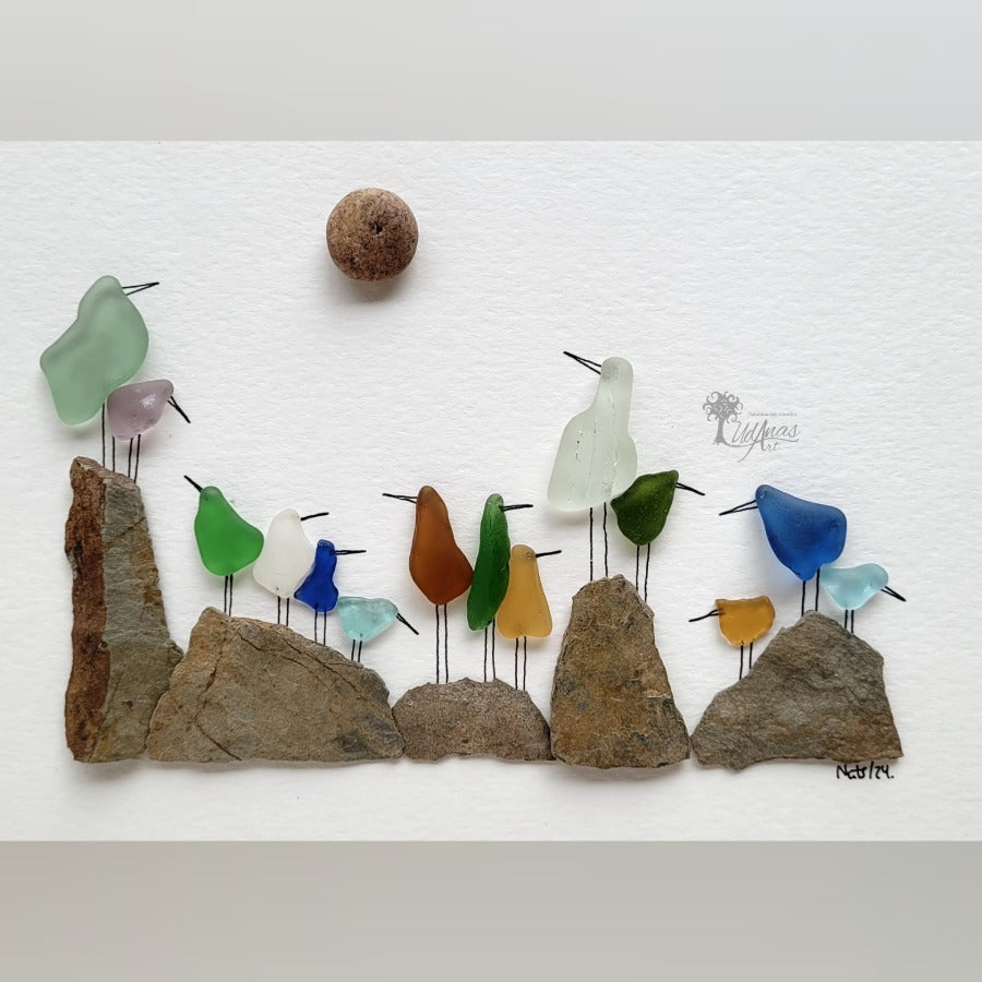 Cuadro Pájaros de Mar, detalle de cristales de mar reciclados, primer plano, fondo blanco.