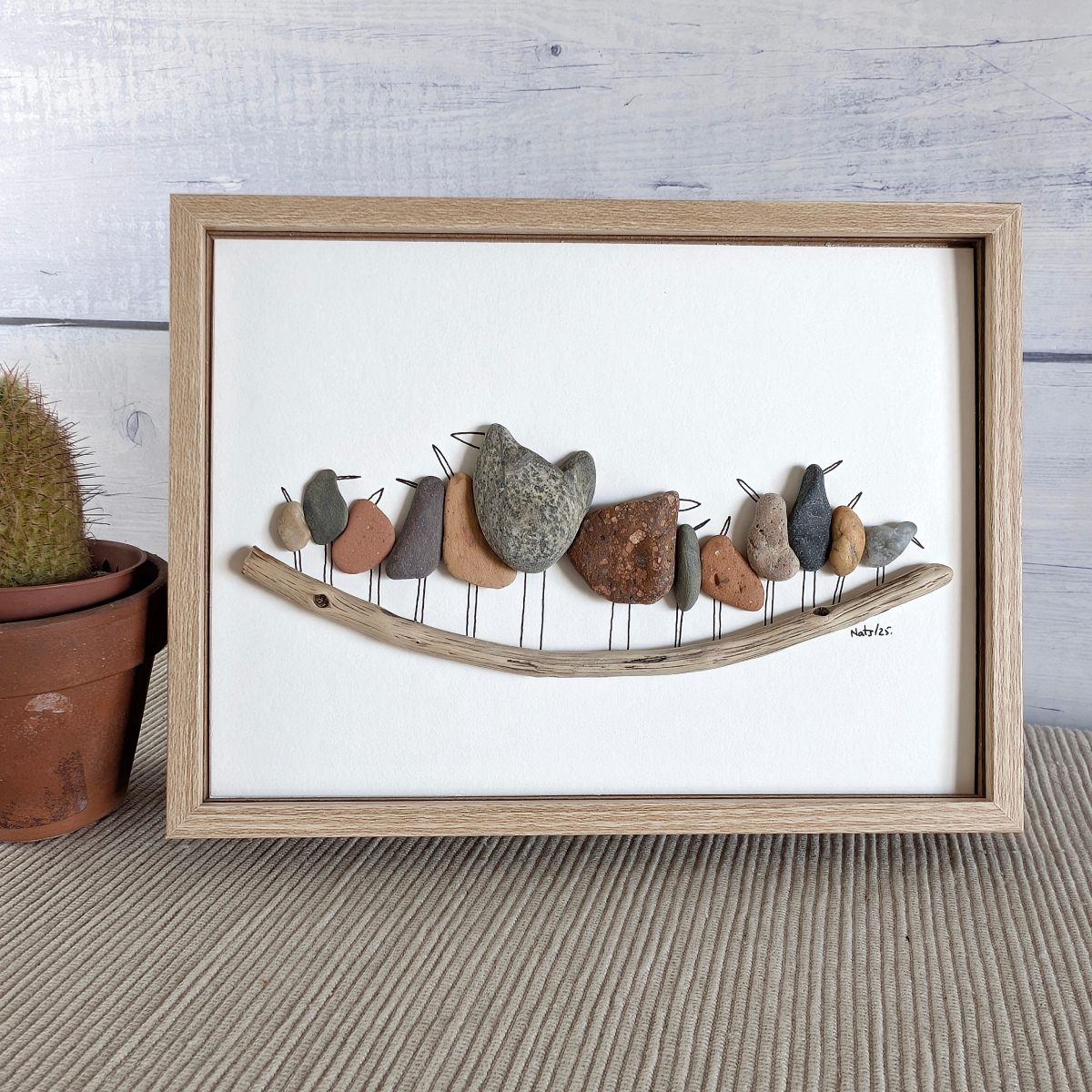 Cuadro "Pájaros Gordos", reciclaje artesanal con piedras, de sobremesa, horizontal, 13 x 18 cm, marco marrón.