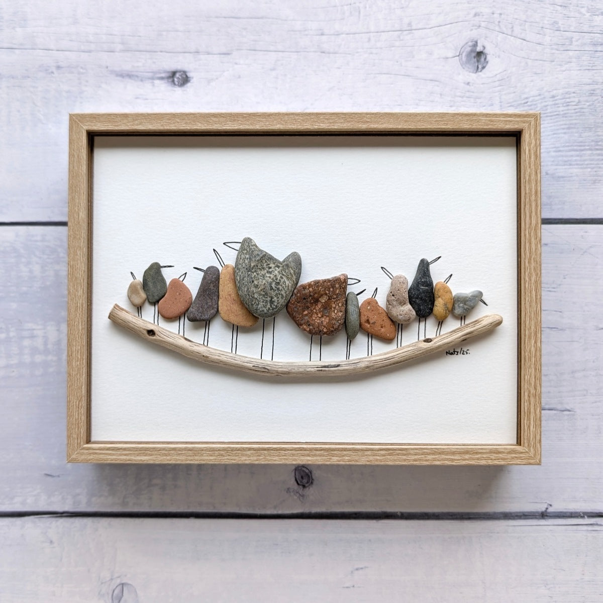 Cuadro "Pájaros Gordos", arte reciclado, pajaritos sobre una rama, vista frontal, colgado en pared, marco marrón.