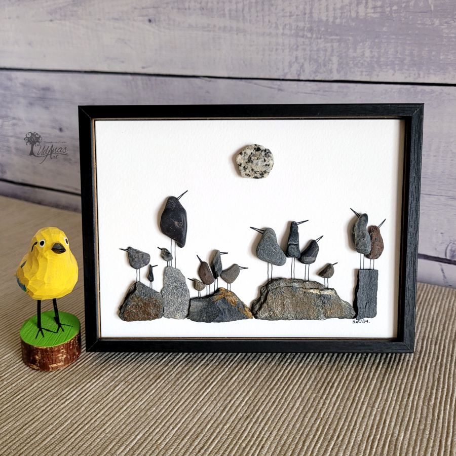 Cuadro Pájaros Negros, reciclaje artesanal con piedras negras, sobremesa, horizontal, 13 x 18 cm.