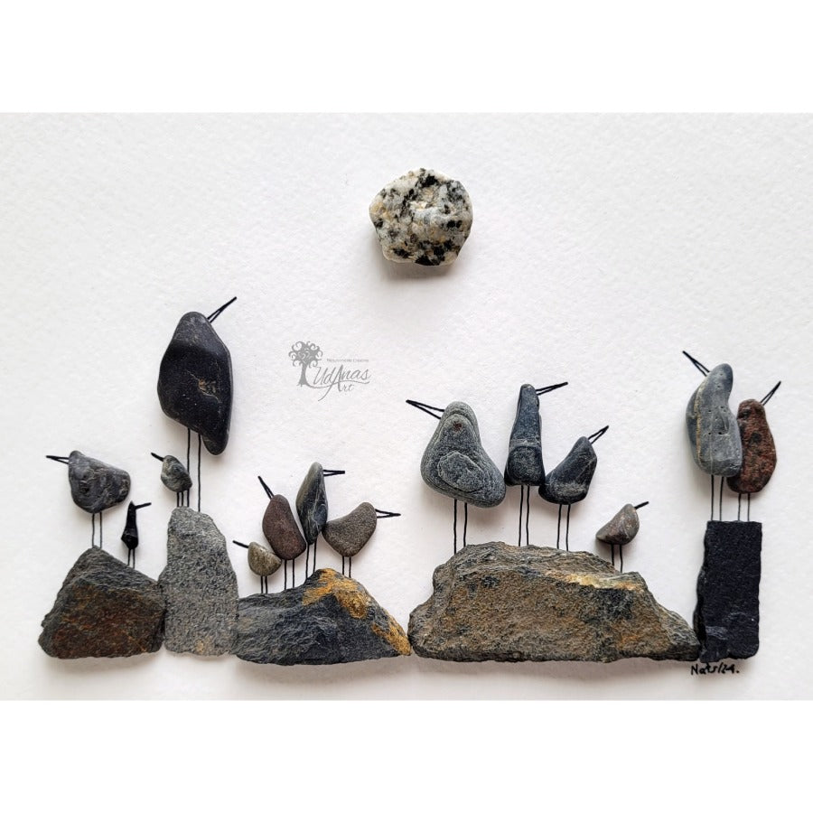 Cuadro Pájaros Negros, detalle de guijarros y lajas negras, primer plano, fondo blanco.