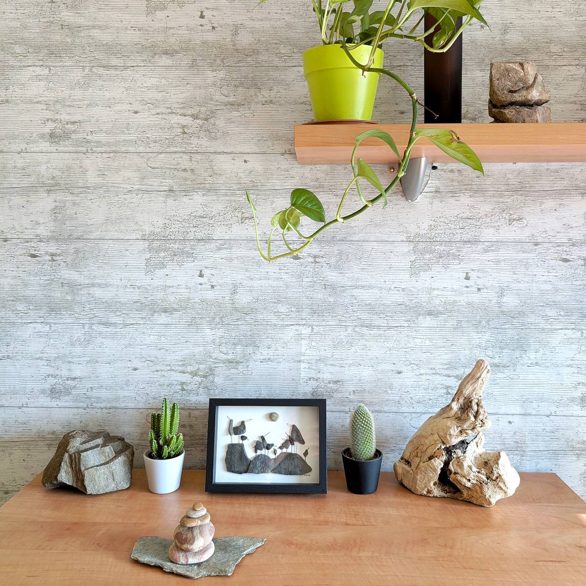 Cuadro de decoración artesanal pájaros negros, en ambiente de sobremesa.