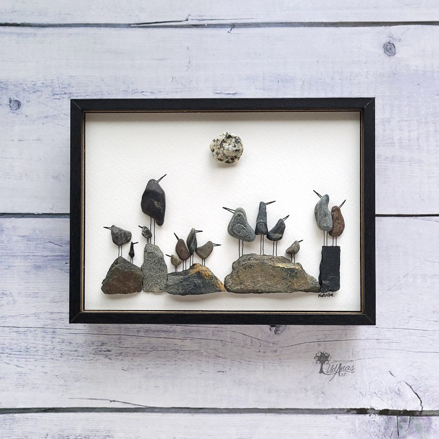 Cuadro Pájaros Negros, arte reciclado, vista frontal colgado en pared, con marco negro.