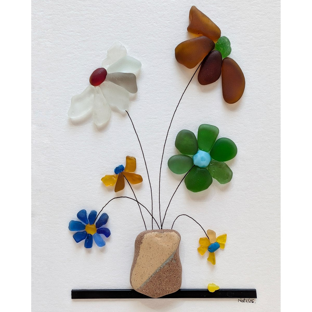 Detalle del cuadro Primavera de Colores con flores hechas con cristales de mar, con la técnica tras art.