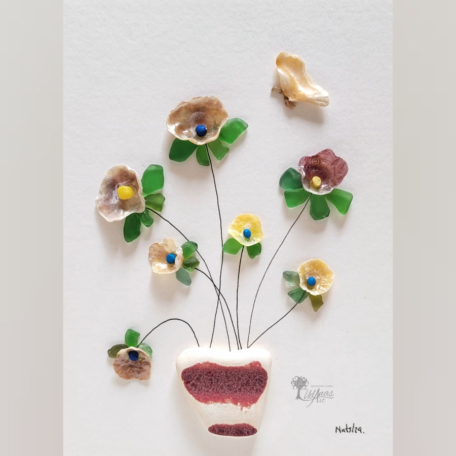 Cuadro Primavera, detalle de cristales de mar, microplásticos, conchas marinas, primer plano, fondo blanco.