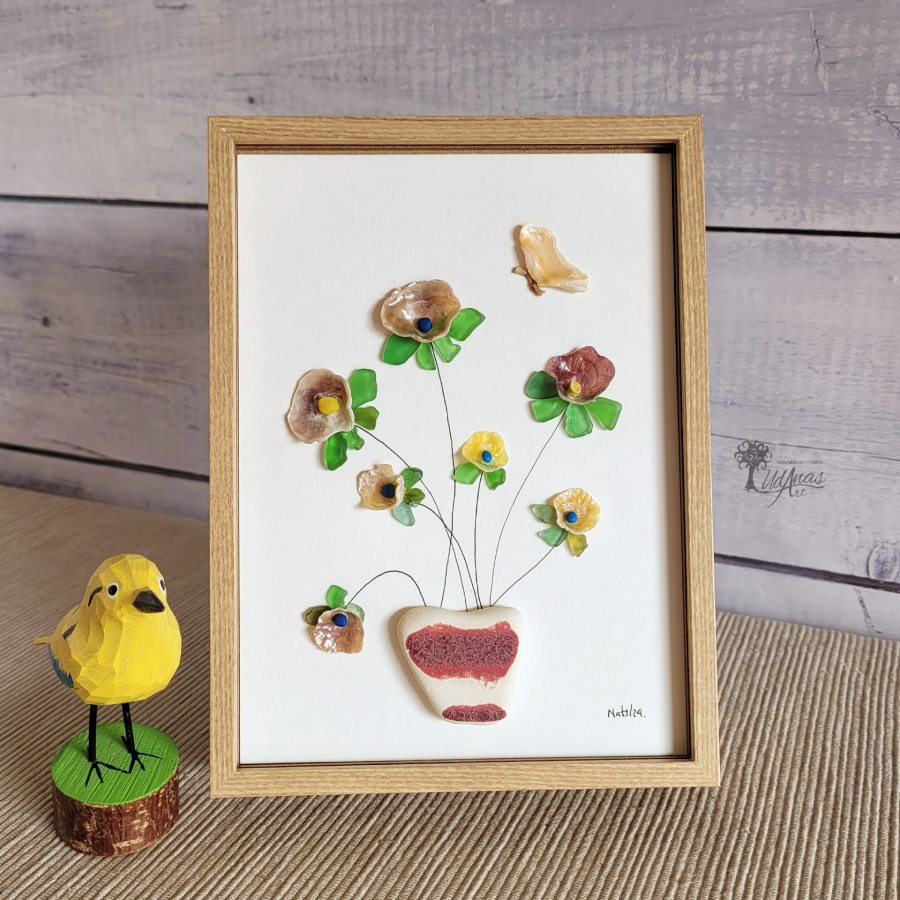 Cuadro Primavera, reciclaje artesanal con conchas marinas, sobremesa, vertical, 13 x 18cm.