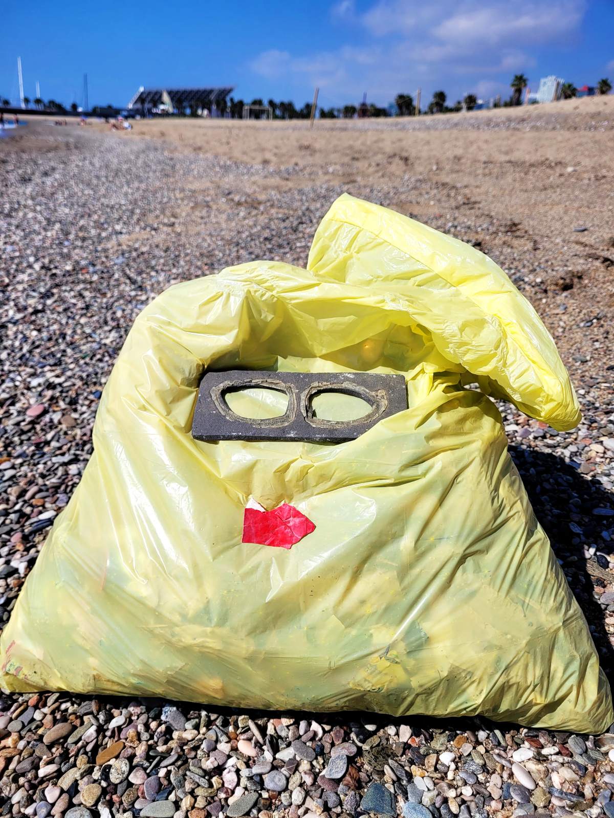 Recolección de basura en la Playa del Fòrum de Barcelona, Arte Sontenible con propósito. 
