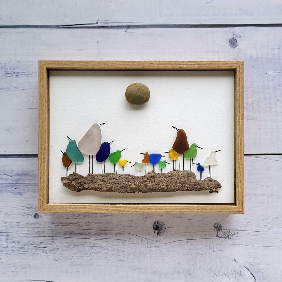 Cuadro Reunión de Vecinos, arte reciclado, vista frontal colgado en pared, marco negro.