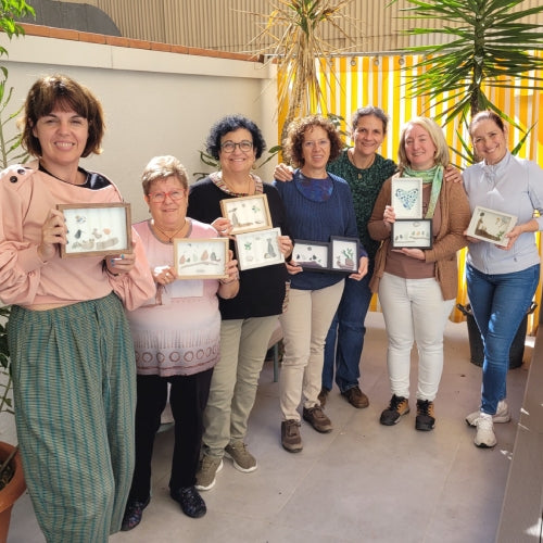 Alumnas felices con sus cuadros luego del Taller de Arte con Piedras de UdanasArt en Barcelona.